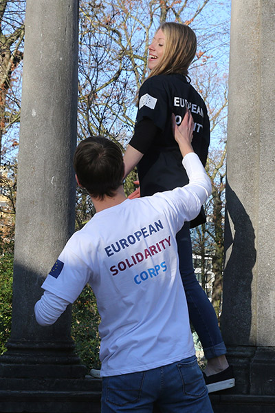 Jóvenes con camiseta "cuerpo europeo de solidaridad"